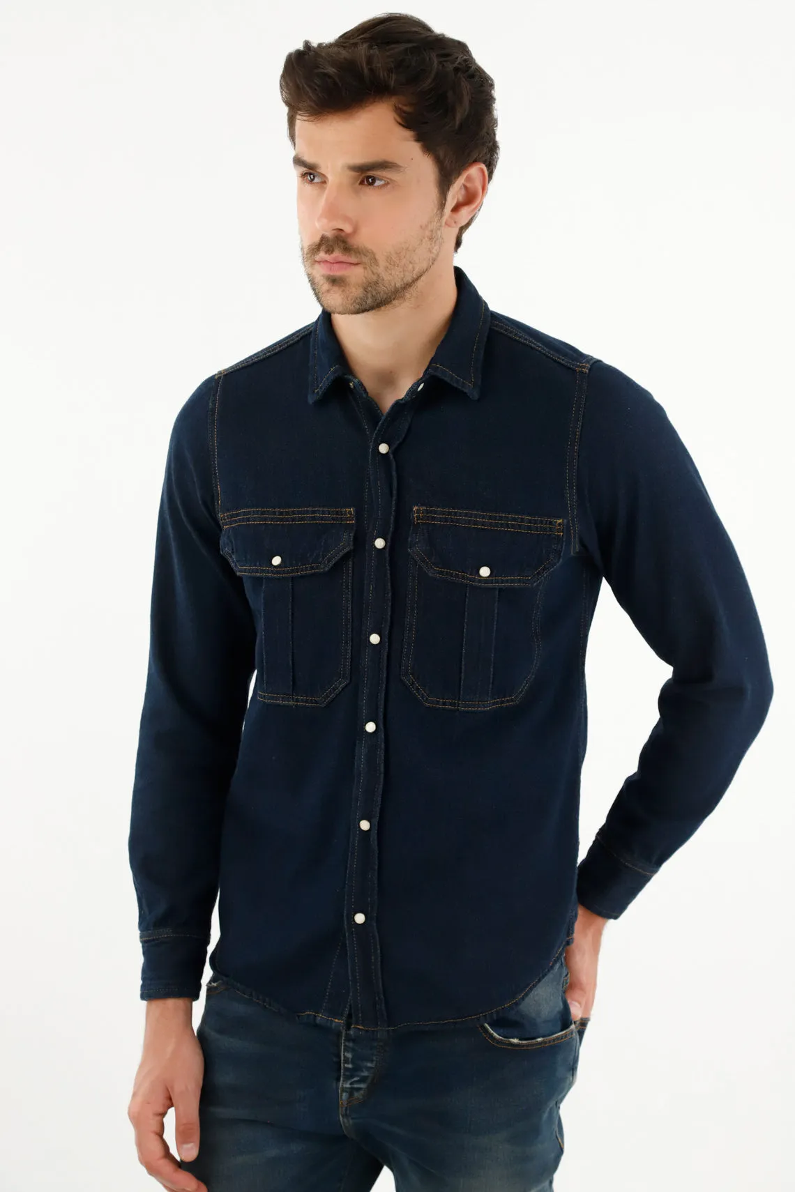 Camisa con bolsillos de tapa azul para hombre