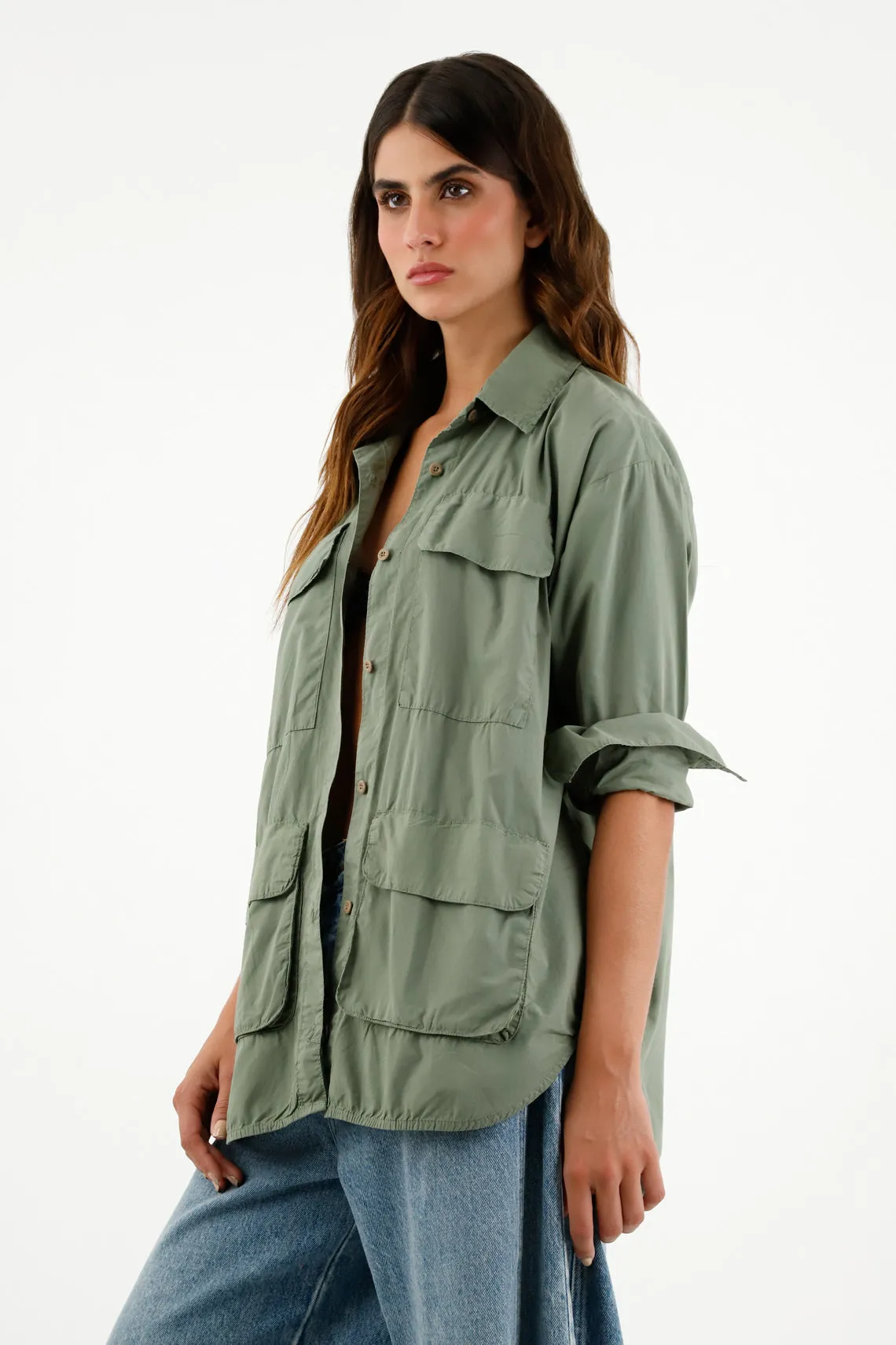 Camisa verde con bolsillos en frente para mujer